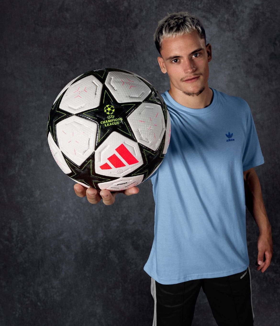 包含赛后荷甲传出新动向；勒沃库森完成体检；高层表态：值得警惕；资深球员宣示担当的词条