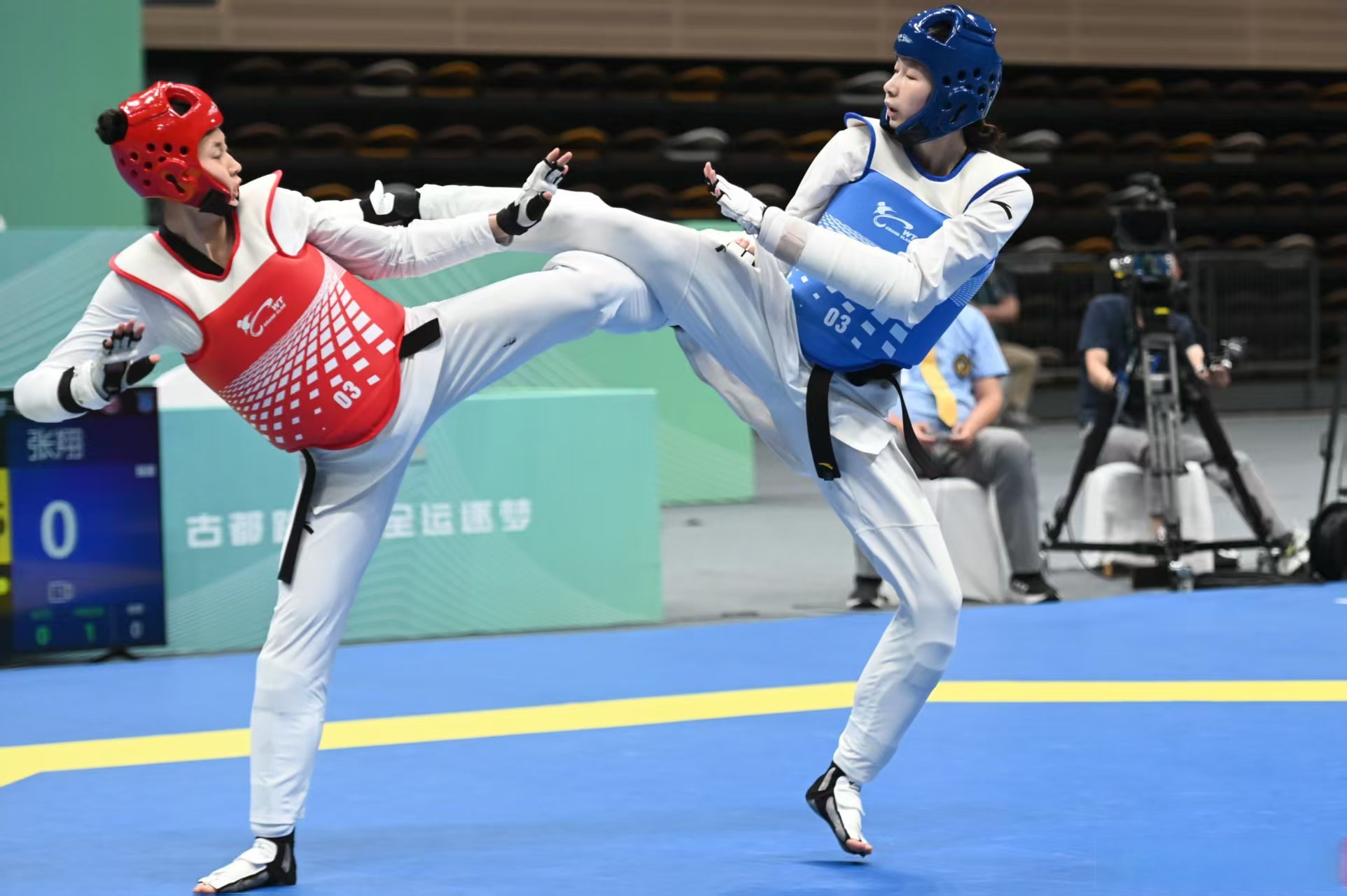 跆拳道半决赛上演强强对话,塞北猎隼队读秒扳平岭北银狐队,团队配合流畅;赛场纪律更严谨 跆拳道半决赛上演强强对话,塞北猎隼队读秒扳平岭北银狐队,团队配合流畅;赛场纪律更严谨