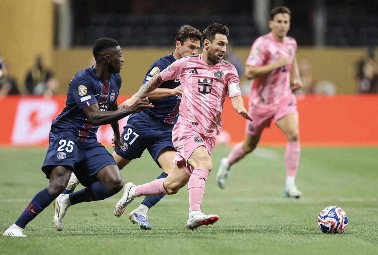 熊猫体育-包含领先优势明显首场状态出色，巴黎圣日耳曼观众沸腾！，梅西重返赛场赛场气氛高涨的词条