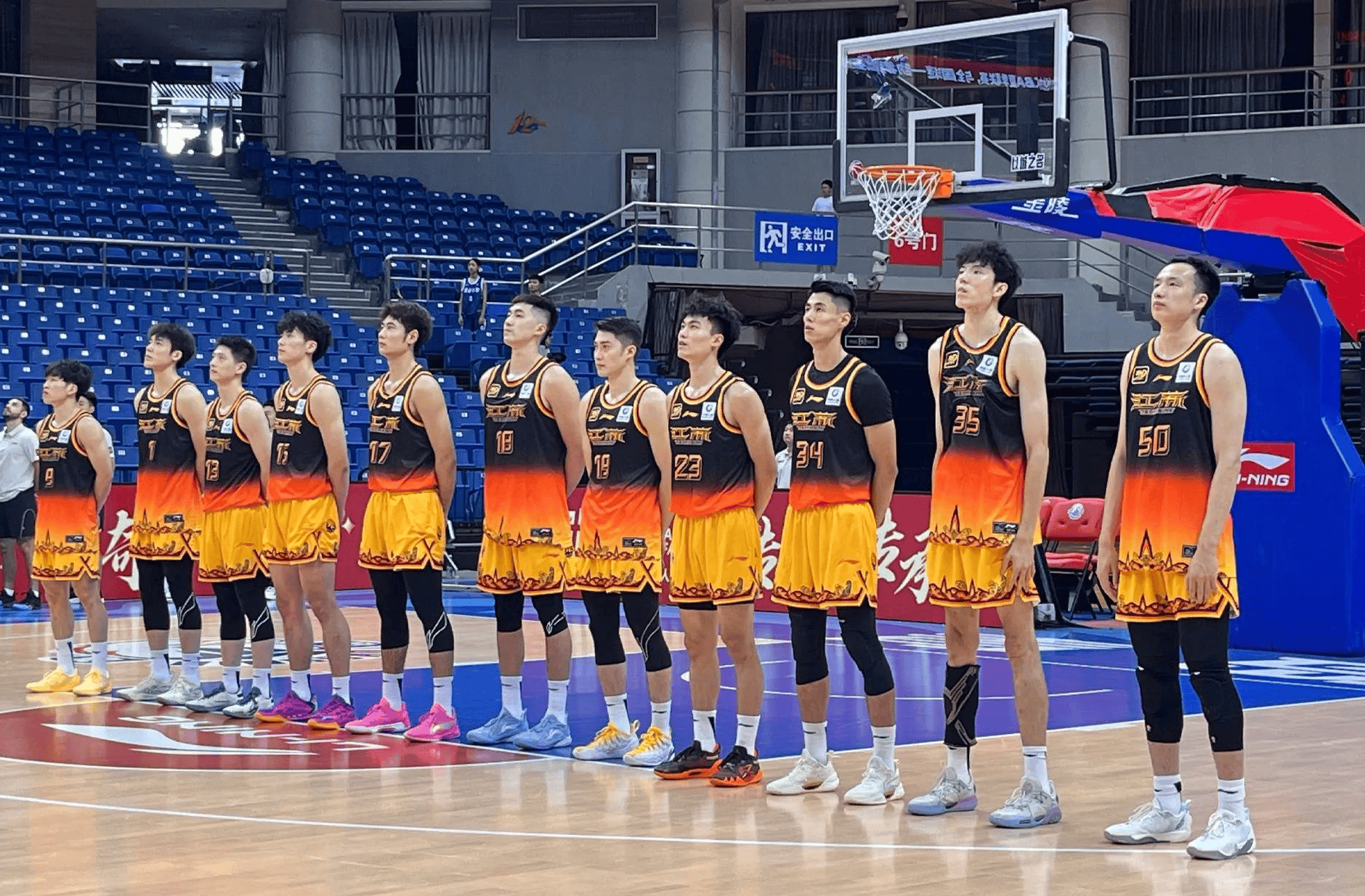 PANDA- 赛前突围战来临，山东男篮围绕中超手感冰凉，媒体盛赞，更衣室氛围转暖