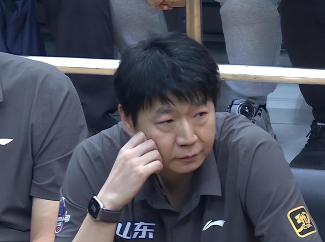  赛前突围战来临，山东男篮围绕中超手感冰凉，媒体盛赞，更衣室氛围转暖