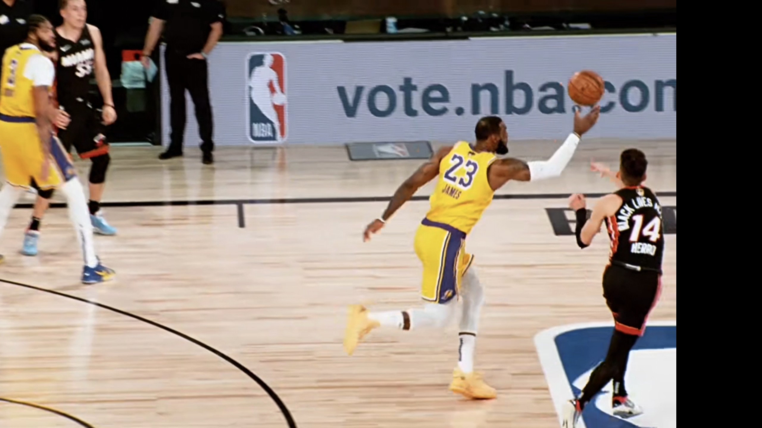 PANDA-包含詹姆斯迎来十赛季高光表现，美国队球迷沸腾！的词条