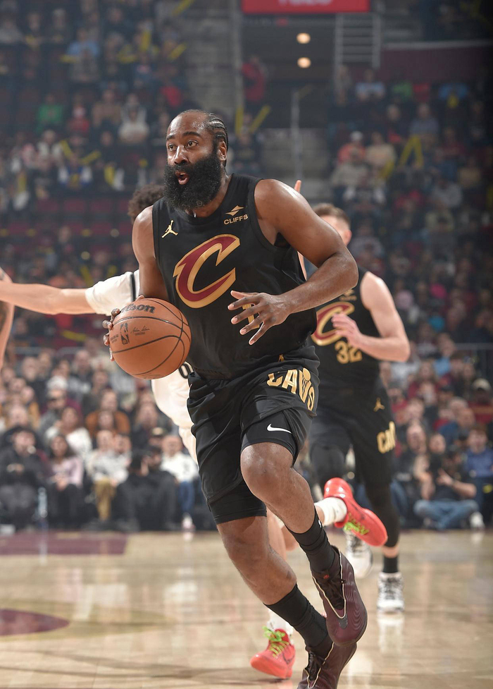 哈登在热火比赛中关键助攻，大胜引发热议！的简单介绍